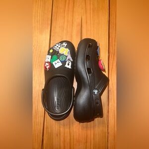 Crocs classic platform black w8 with charms